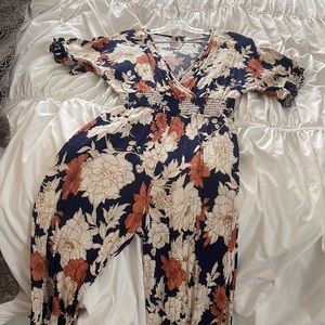 Cute floral jumpsuit, size small, fits more like a medium.
